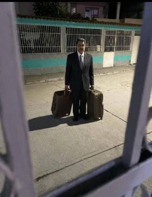 AI-generated image of Nicolás Maduro holding suitcases outside a building