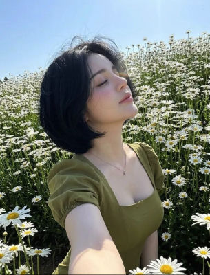 AI-generated image of a woman in a daisy field
