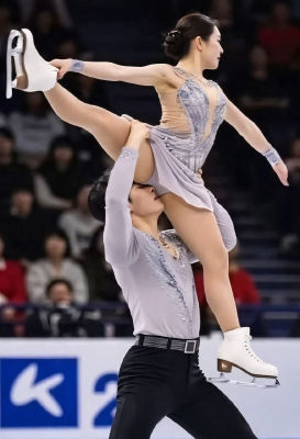 AI image detected of figure skaters performing a pairs figure skating lift