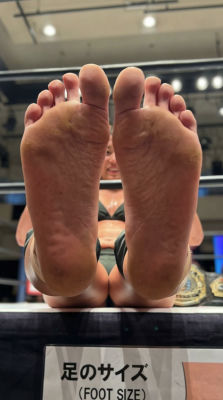AI-generated image of an unidentified person showing feet in a Japanese wrestling ring