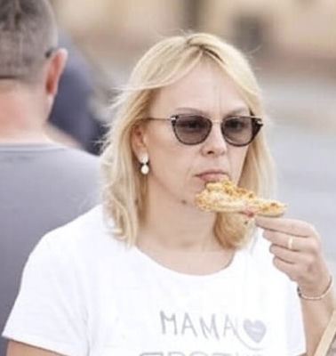 Deepfake of Dijana Hrka eating pizza outdoors