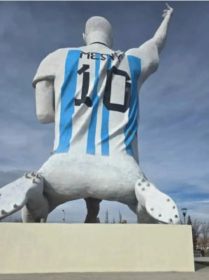 AI-generated image of a Lionel Messi statue in Argentina jersey
