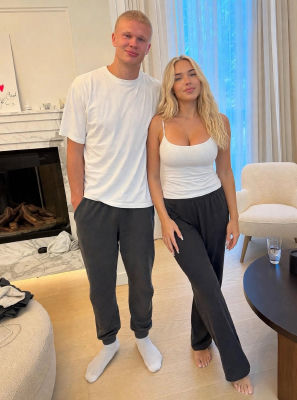Deepfake image resembling Erling Haaland with a blonde woman in a living room