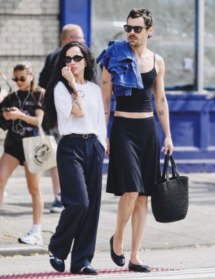 Deepfake of Zoë Kravitz and Harry Styles in a black skirt walking together in New York