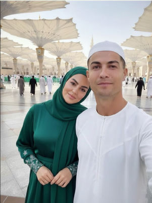 Deepfake of Cristiano Ronaldo and a companion at the Prophet's Mosque in Medina