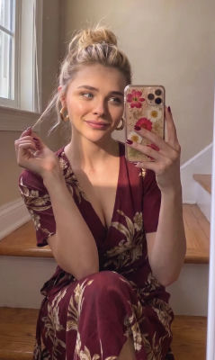 Deepfake of Chloë Grace Moretz taking a mirror selfie