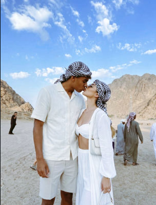 AI-generated image of a couple resembling Lamine Yamal kissing in a desert landscape