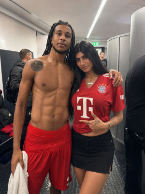 Deepfake of Michael Olise and Mia Khalifa in a Bayern Munich locker room