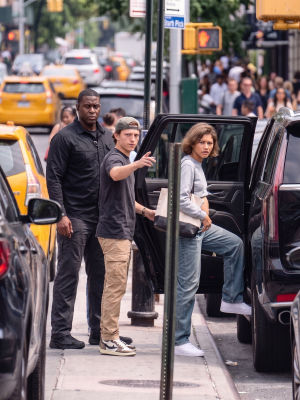 Deepfake of Tom Holland and pregnant Zendaya exiting an SUV on a New York street