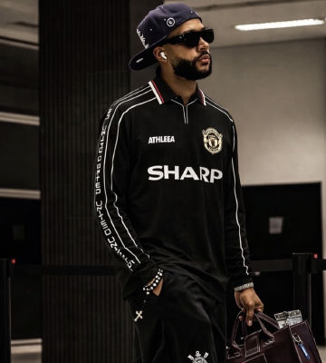 AI-generated image of Memphis Depay in retro Manchester United kit at an airport
