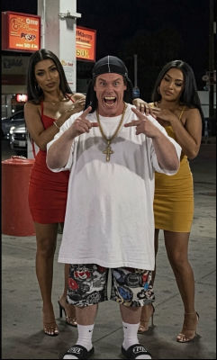 AI-generated image of Jim Carrey posing with two women at a gas station at night