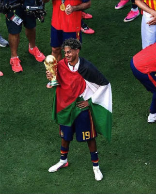 AI-generated image of a Spanish #19 footballer holding the World Cup trophy and a Palestinian flag